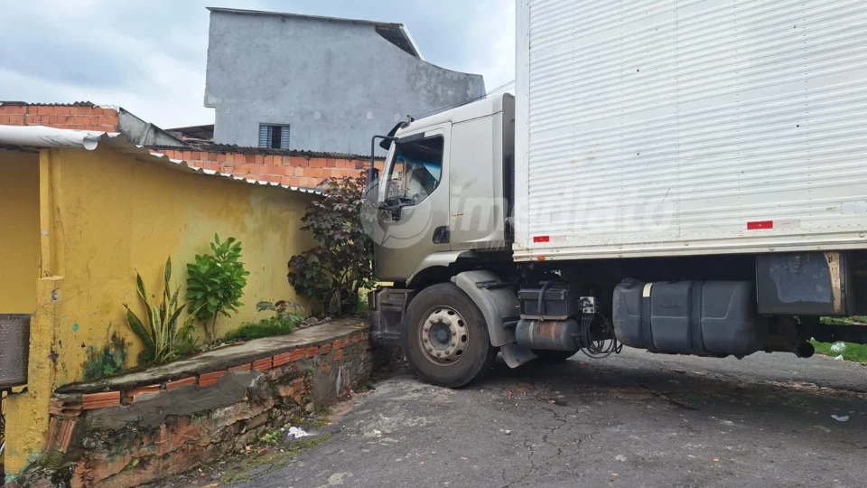 Caminhão desgovernado colide contra muro no Zumbi 2