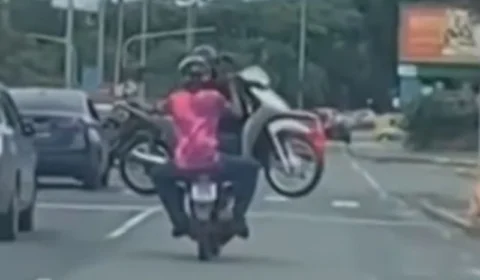 VEJA VÍDEO: motociclista é flagrado transportando outra moto na garupa