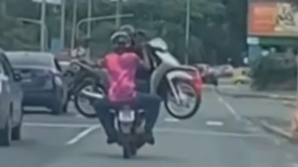 VEJA VÍDEO: motociclista é flagrado transportando outra moto na garupa