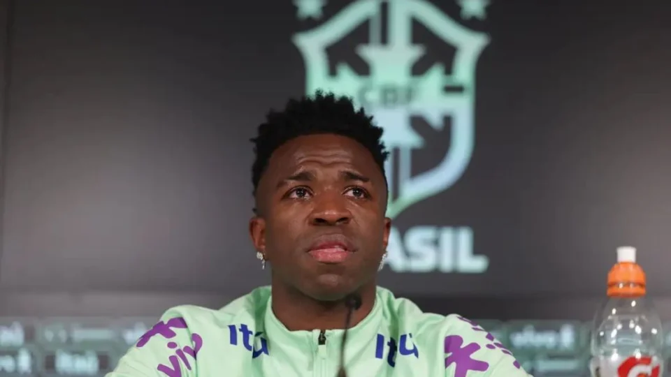 Em lágrimas, Vini Jr revela “menos vontade de jogar” devido a racismo