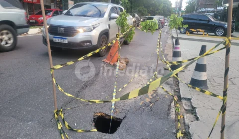 Buraco causa transtorno na Avenida Umberto Calderaro