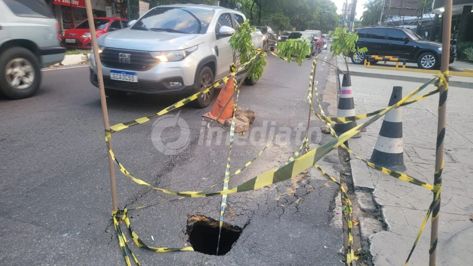 Buraco causa transtorno na Avenida Umberto Calderaro