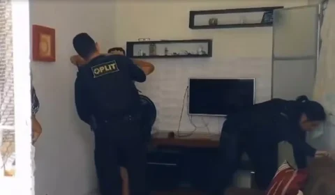 Homem que ajudou filho a ocultar cadáver da sogra em geladeira deixa prisão