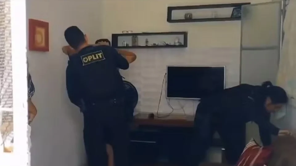 Homem que ajudou filho a ocultar cadáver da sogra em geladeira deixa prisão