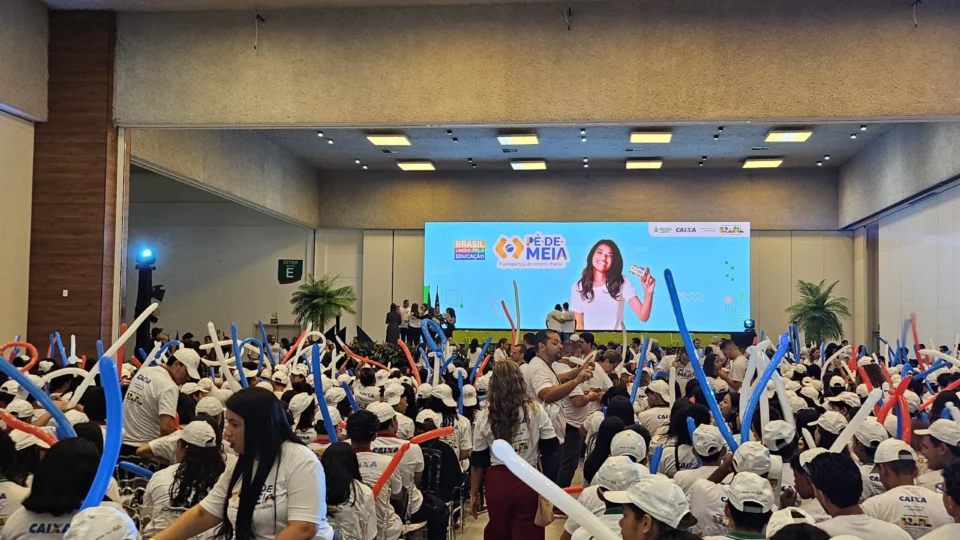 Pé-de-meia é lançado em Manaus para alunos matriculados no ensino médio