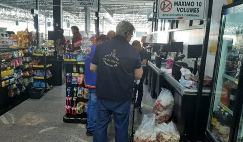Procon-AM autua supermercado por vendas de produtos impróprios para o consumo em Manaus
