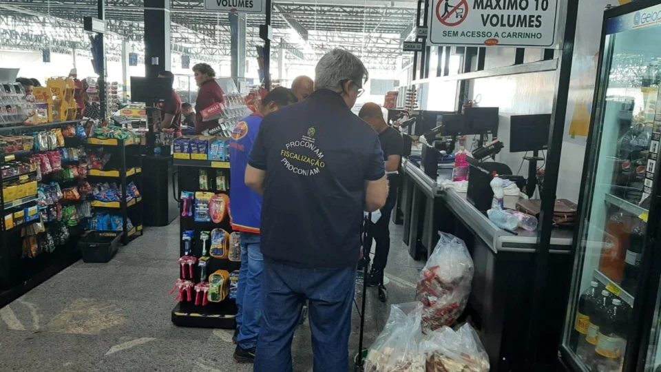 Procon-AM autua supermercado por vendas de produtos impróprios para o consumo em Manaus