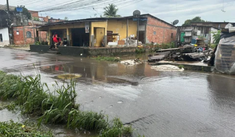 Moradores do bairro Armando Mendes denunciam prejuízos causados pela forte chuva