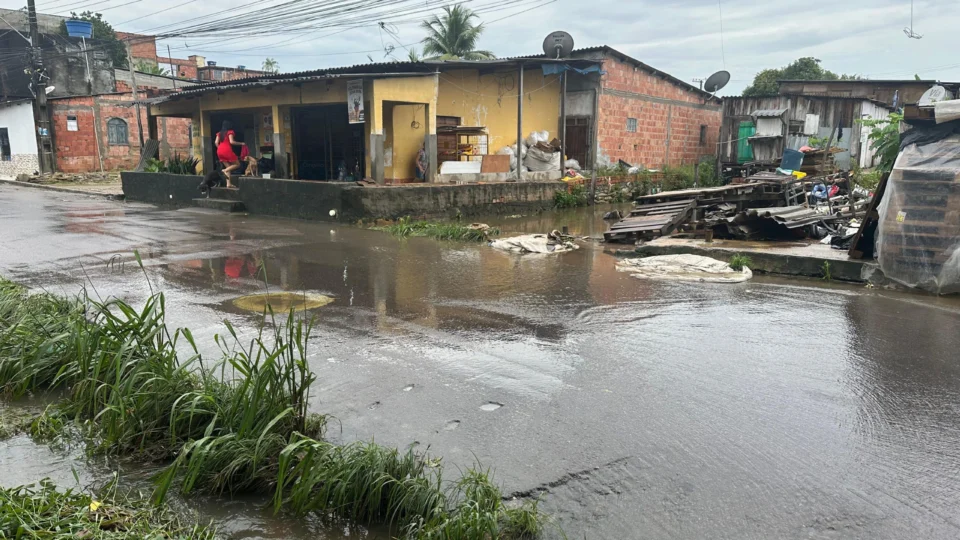 Moradores do bairro Armando Mendes denunciam prejuízos causados pela forte chuva