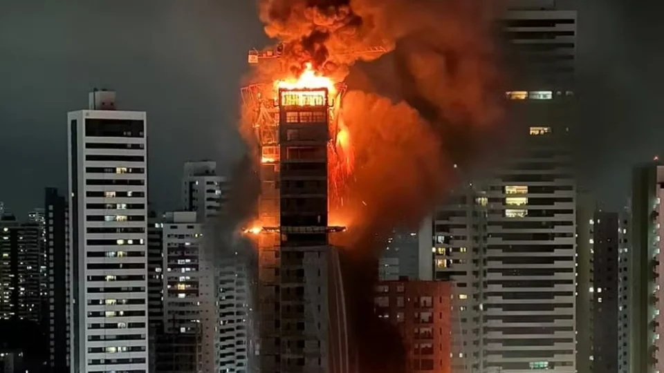 Curto-circuito pode ter causado incêndio em prédio em construção no Recife
