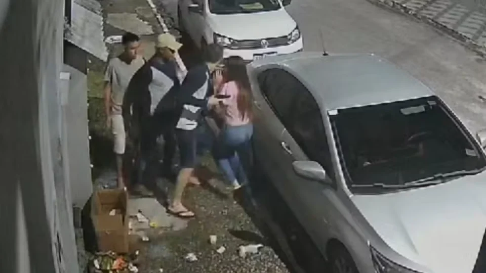 Trio rouba carro e faz mulher de refém em Fortaleza