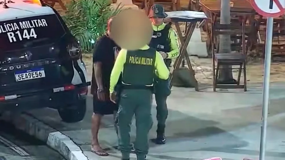 Homem é preso após tocar partes íntimas de adolescente em praia