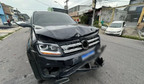 Motorista supostamente embriagado causa acidente após avançar o sinal no Centro de Manaus