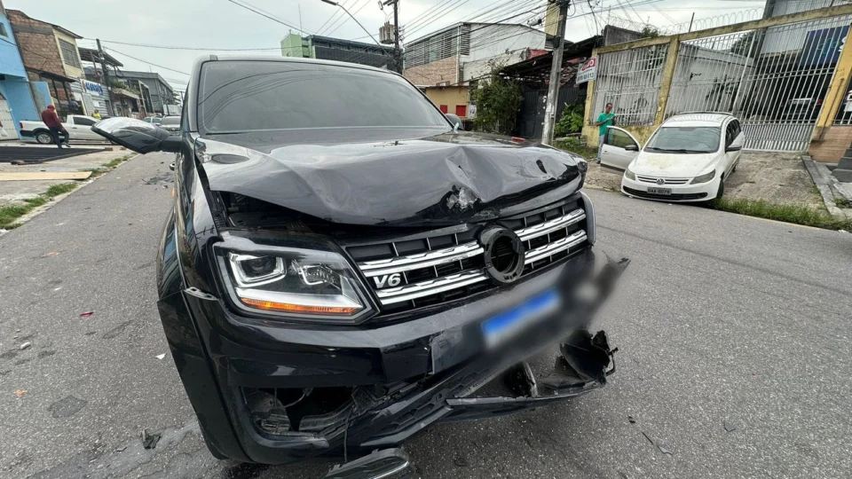 Motorista supostamente embriagado causa acidente após avançar o sinal no Centro de Manaus