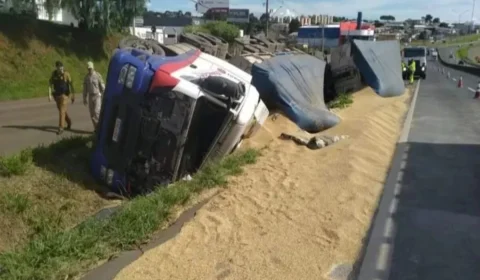 Caminhão tomba em carro de aplicativo e deixa 3 mortos no Paraná
