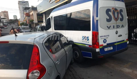 Acidente na Praça 14 deixa mulher ferida e veículos danificados