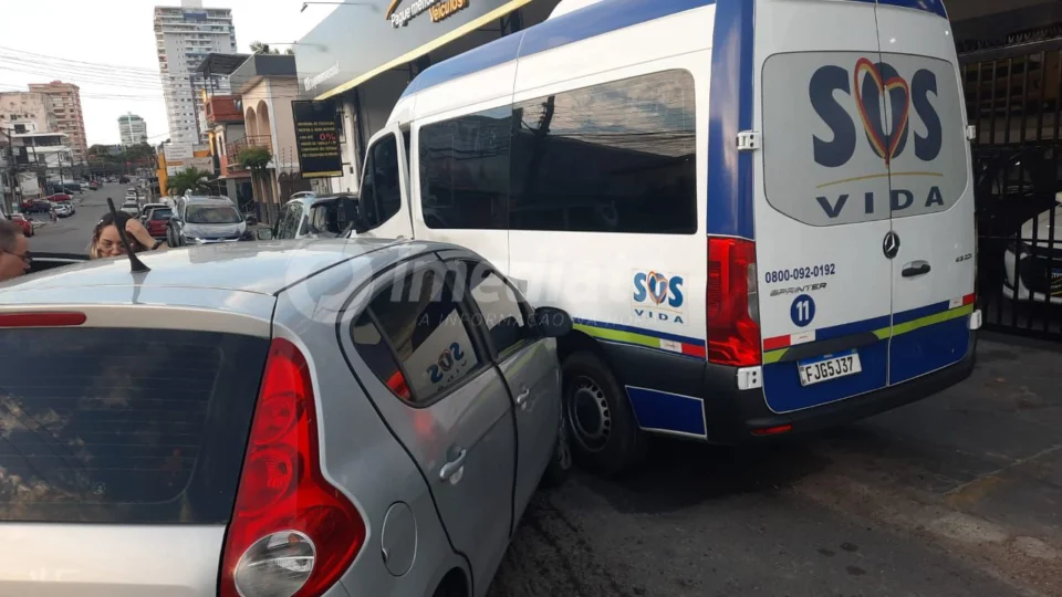 Acidente na Praça 14 deixa mulher ferida e veículos danificados