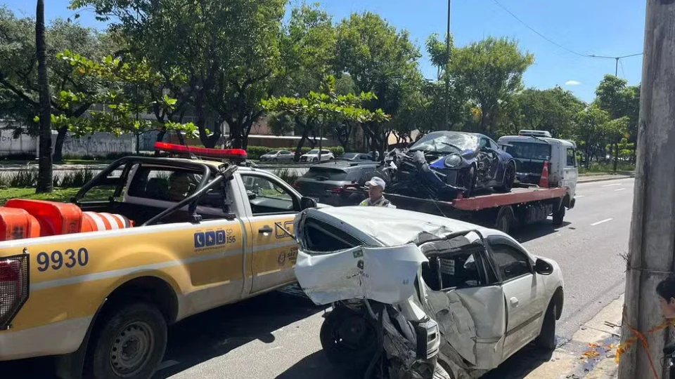 Motorista de Porsche de R$ 1 milhão bate em Sandero, mata condutor e foge