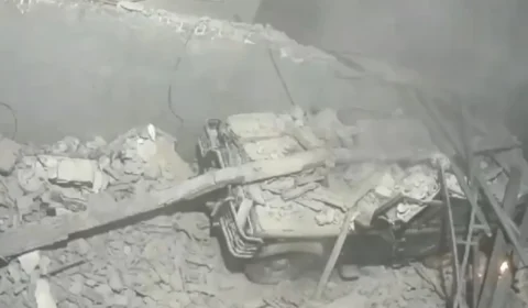 Veja Vídeo: mulher morre e homem fica ferido após casa desabar sobre carro