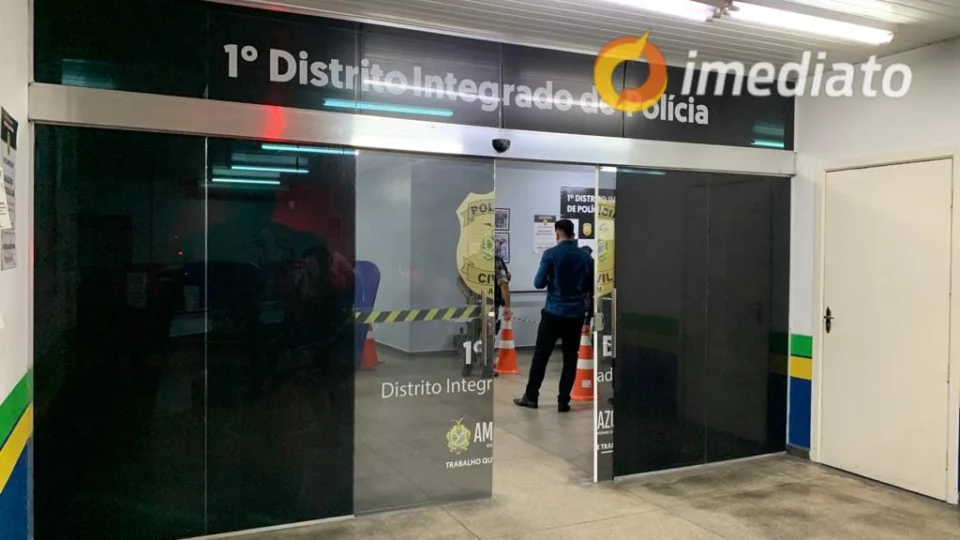 Veja Vídeo: mulher morre e homem fica ferido após casa desabar sobre carro