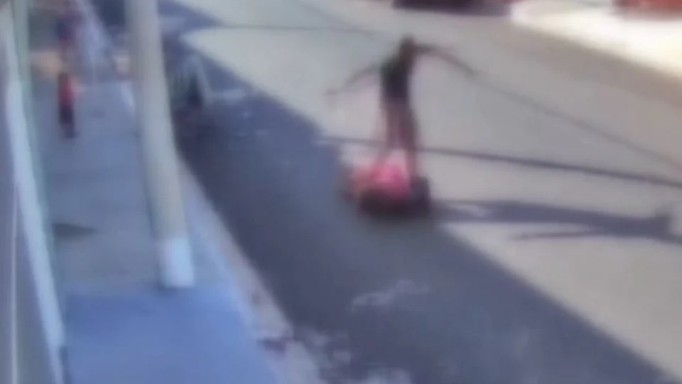 Veja Vídeo: homem é preso após agredir mulher na frente dos filhos