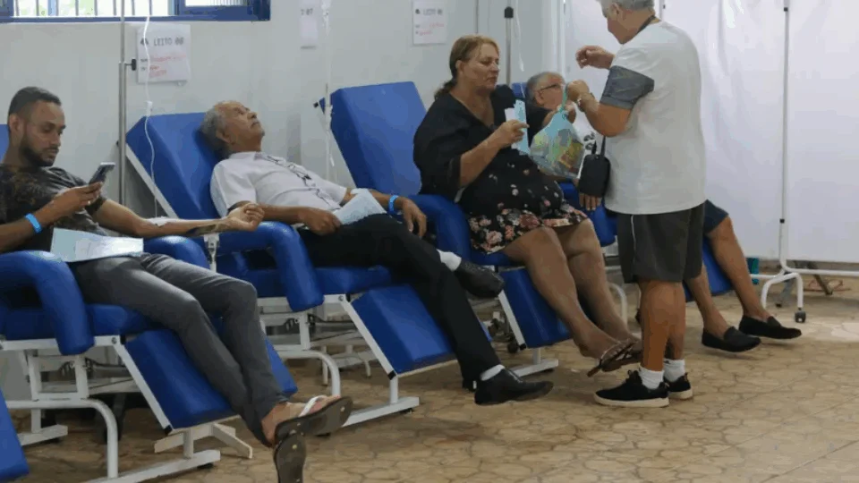 Entenda a diferença dos sintomas de Dengue e de Covid-19