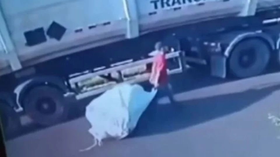 Veja Vídeo: câmera registra homem arrastando corpo de mulher desaparecida