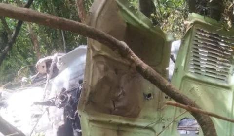 Equipes por terra acessam destroços de avião; piloto está desaparecido