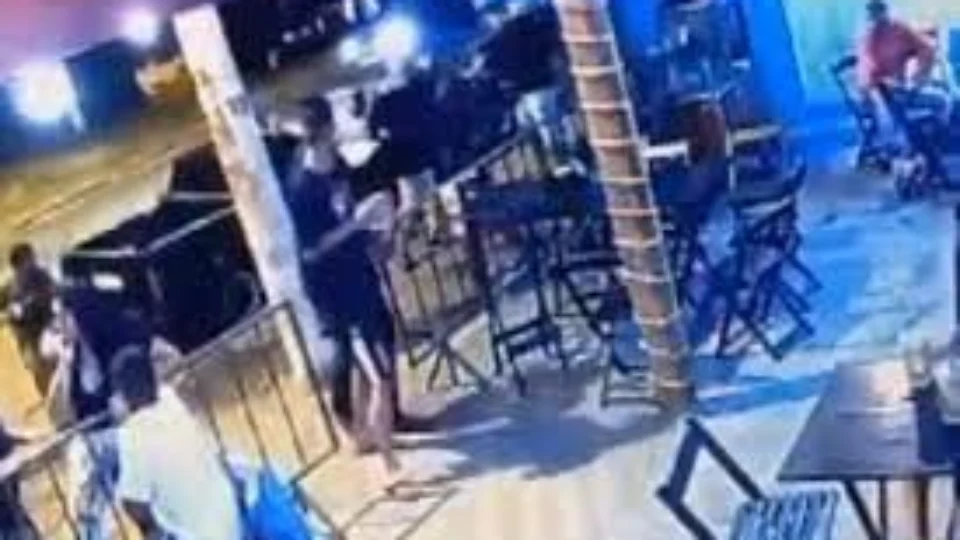 Veja Vídeo: homem mata a tiros ex-mulher e dono de bar que tentou proteger a vítima