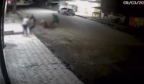 VEJA VÍDEO: ex-marido persegue e espanca mulher na frente do filho no meio da rua