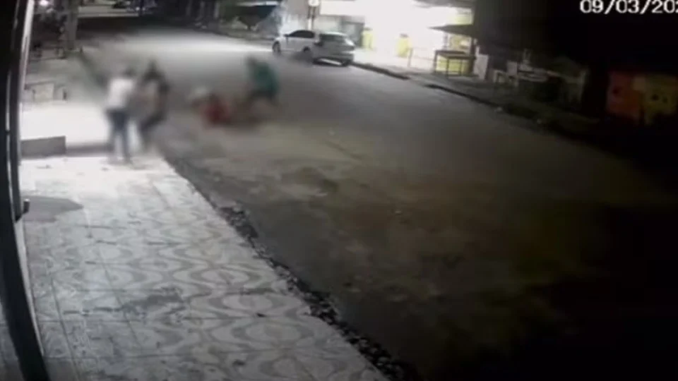 VEJA VÍDEO: ex-marido persegue e espanca mulher na frente do filho no meio da rua