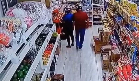 Veja Vídeo: Homem passa a mão nas nádegas de mulher em supermercado