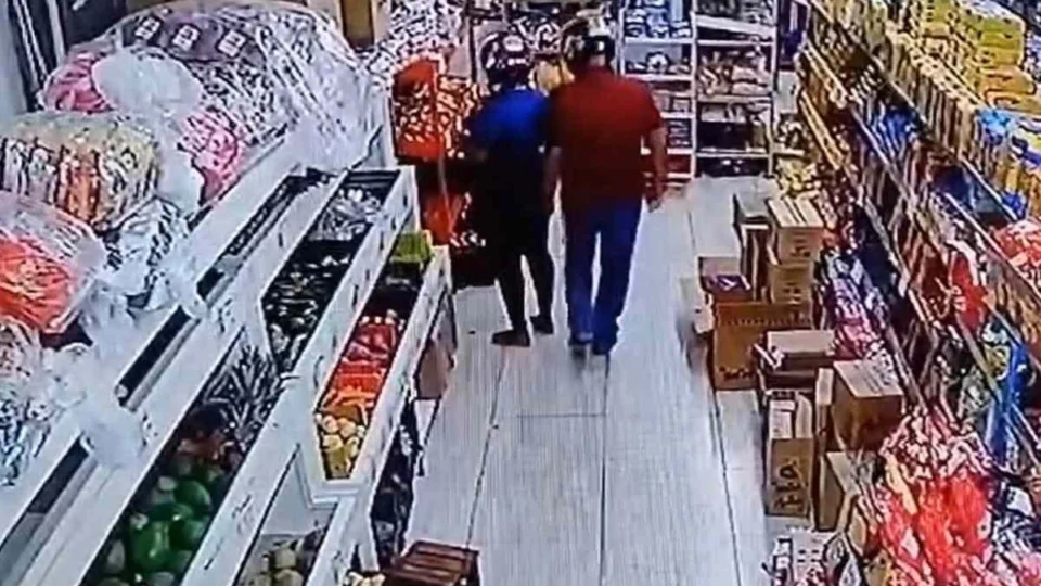 Veja Vídeo: Homem passa a mão nas nádegas de mulher em supermercado