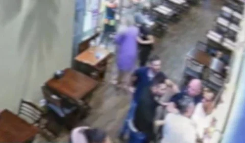 VEJA VÍDEO: Garçom é flagrado filmando mulheres no banheiro de restaurante e foge