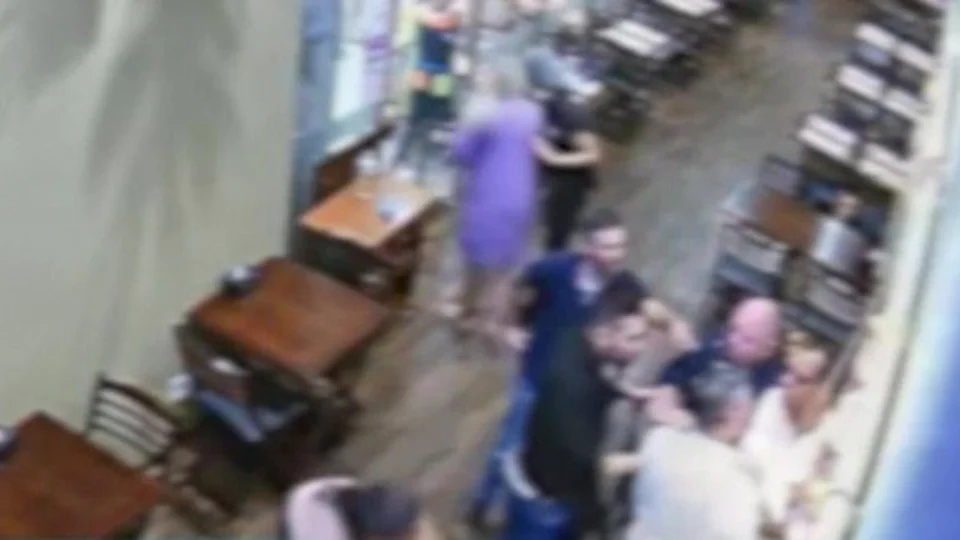 VEJA VÍDEO: Garçom é flagrado filmando mulheres no banheiro de restaurante e foge