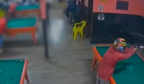 VEJA VÍDEO: Homem é executado a tiros enquanto jogava sinuca em bar