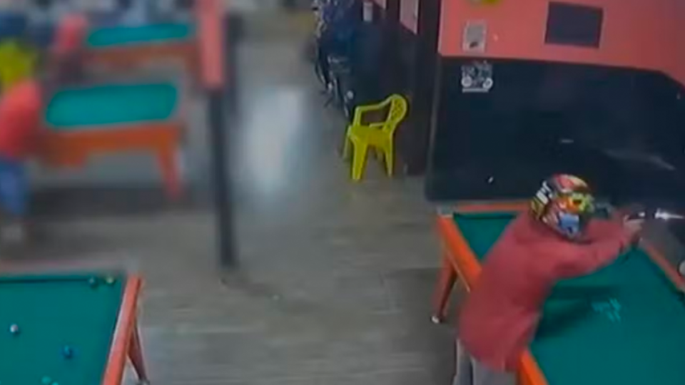 VEJA VÍDEO: Homem é executado a tiros enquanto jogava sinuca em bar