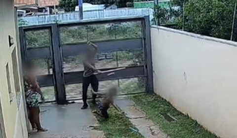 VEJA VÍDEO: Padrasto quebra cabo de vassoura nas costas de menino de 8 anos