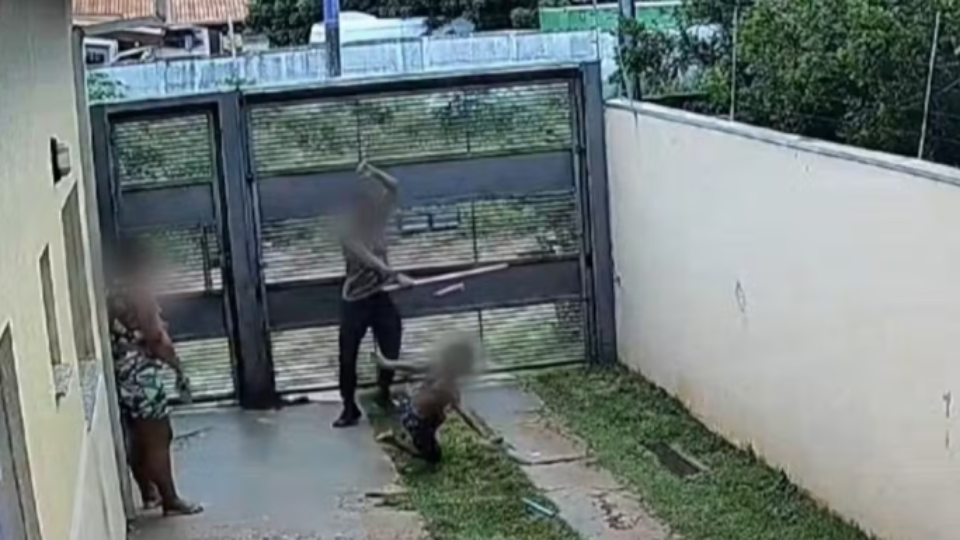 VEJA VÍDEO: Padrasto quebra cabo de vassoura nas costas de menino de 8 anos