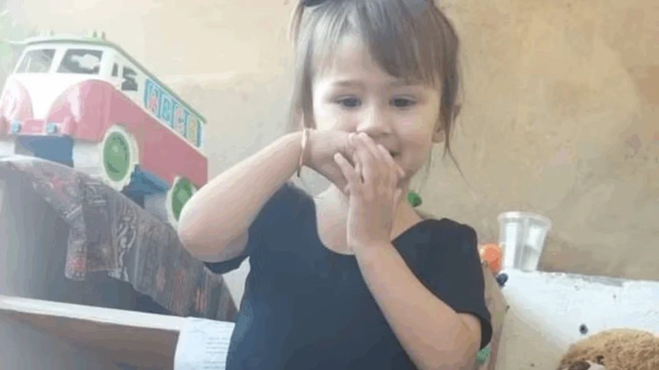 Menina é colocada morta em mala por mãe e padrasto: “Morreu de tanto apanhar”