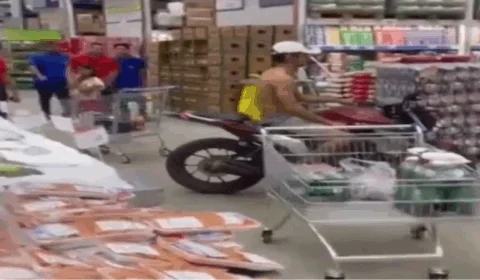 Veja Vídeo: homem invade supermercado pilotando moto