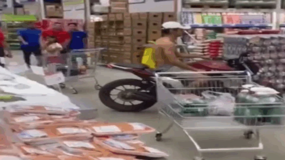 Veja Vídeo: homem invade supermercado pilotando moto