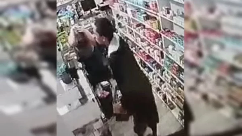 VEJA VÍDEO: Funcionária é agredida por bandido em assalto a farmácia