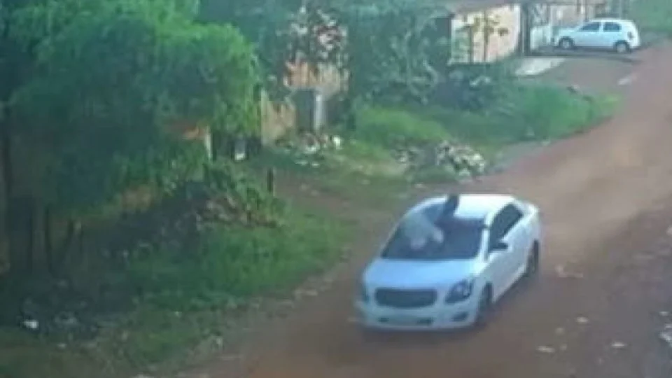 VEJA VÍDEO: Mulher dirige mais de 1 km com o ex-marido no capô e atropela idosa