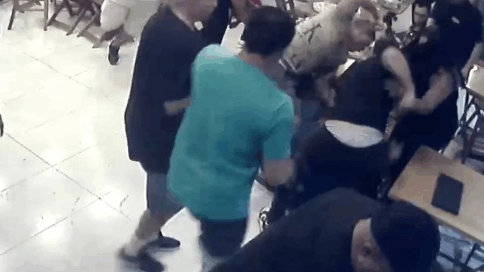 VEJA VÍDEO: PM mata outro policial durante briga generalizada dentro de bar