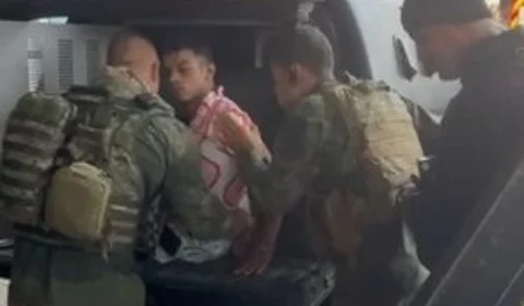 Após três horas, sequestrador se entrega e libera 17 reféns no RJ