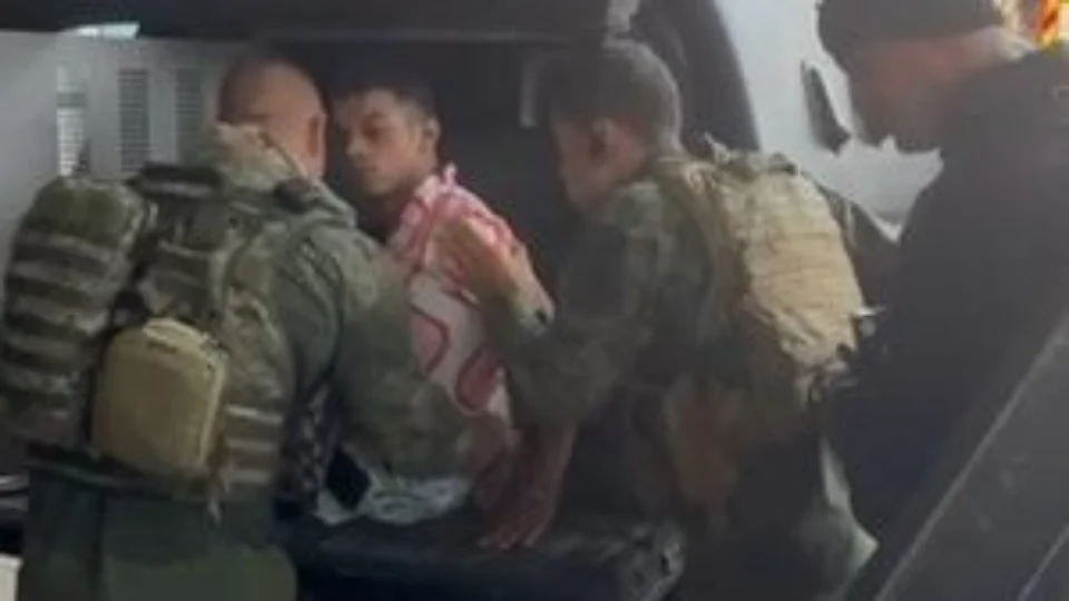 Após três horas, sequestrador se entrega e libera 17 reféns no RJ