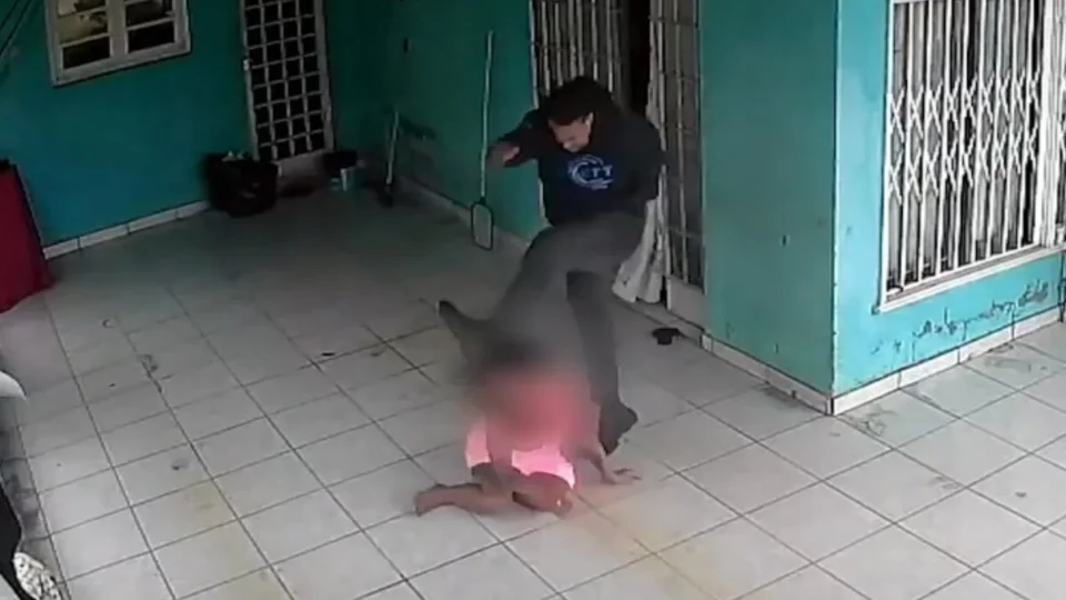 Veja Vídeo: homem chuta cara da ex, caída no chão, após vê-la de aliança