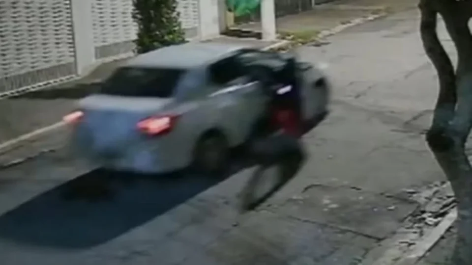 Veja Vídeo: mulher é arrastada por carro durante tentativa de assalto