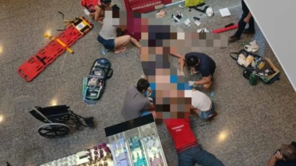 Homem cai sobre pedestre ao pular de shopping; ambos sobrevivem